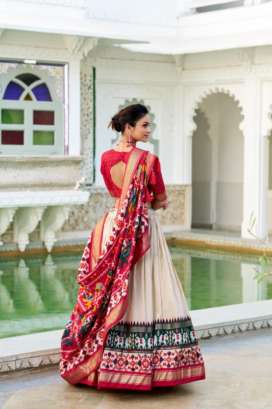 Presenting a perfectly blended Tussar silk lehenga for festive season to charm your look!✨