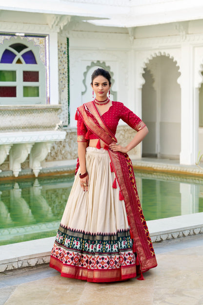Presenting a perfectly blended Tussar silk lehenga for festive season to charm your look!✨